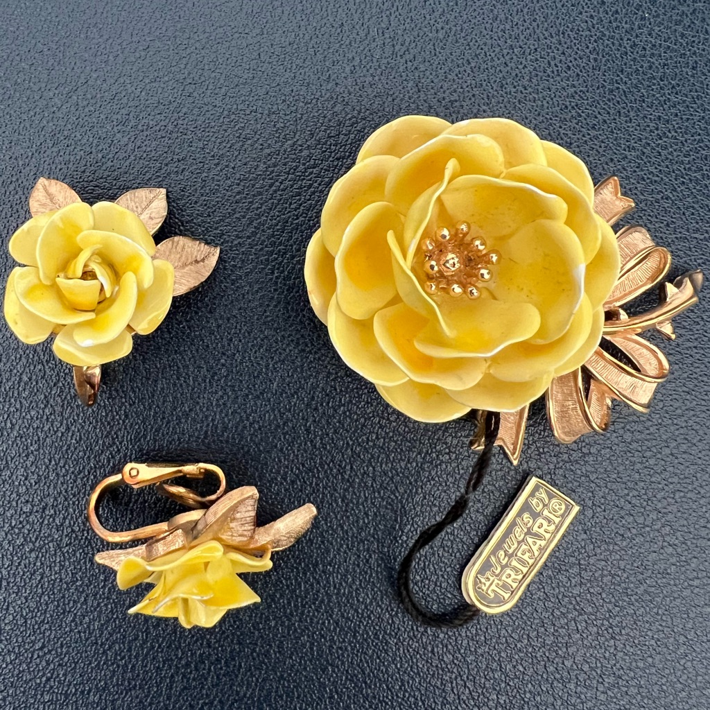 Rare Vintage Crown Trifari Yellow Flower Brooch And Clip On Earrings Set